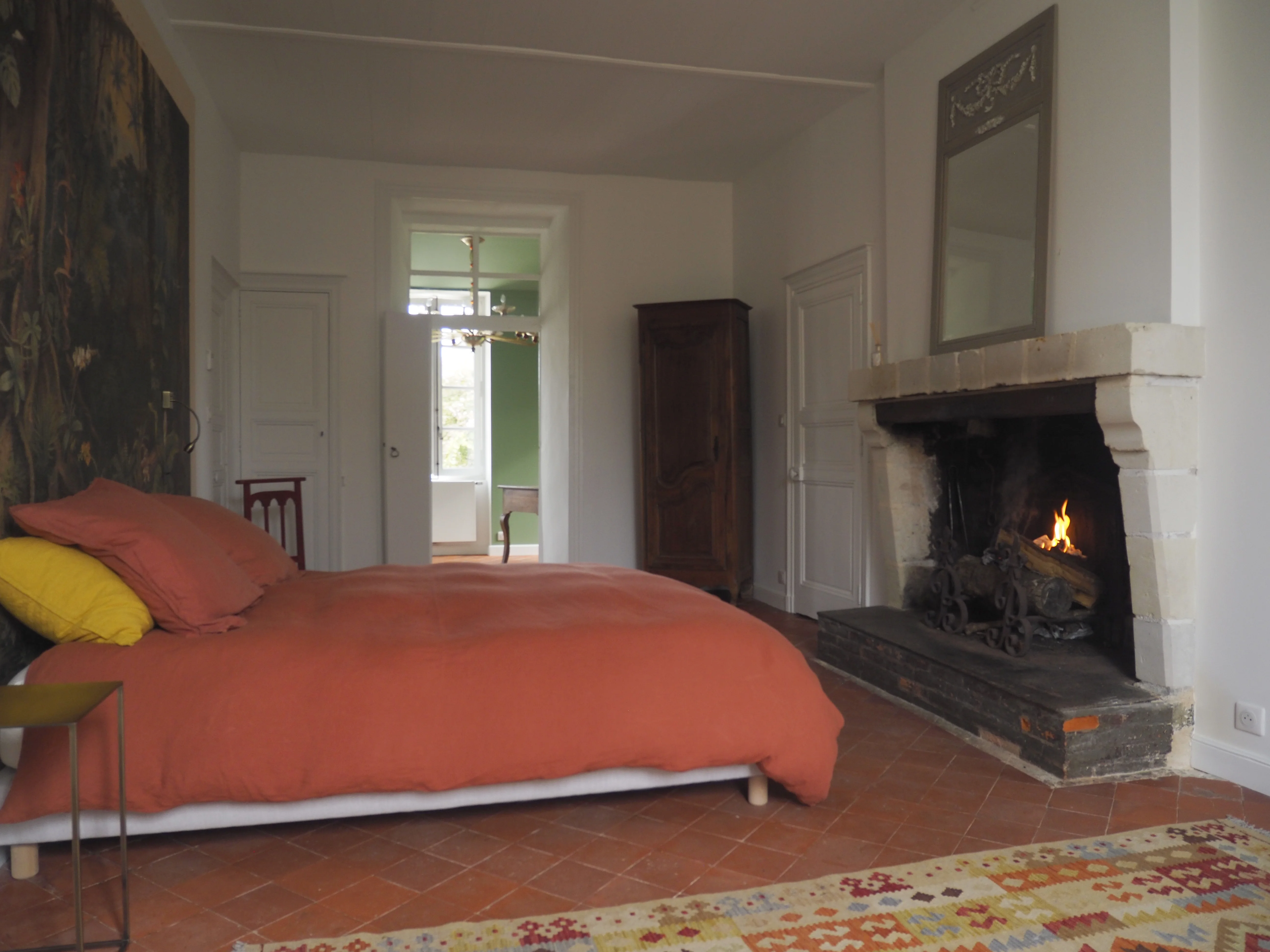 photo d'une chambre - cheminée et lit